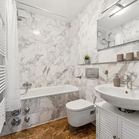 Apartamento Helle 3 Zi Wohnung, Balkon, Tv, Zentral *